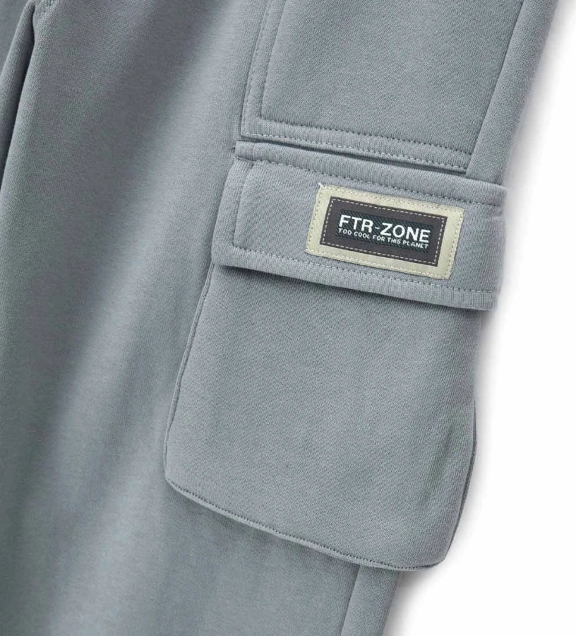 Άνετο και μοντέρνο παντελόνι φόρμας από βαμβάκι. Διαθέτει ρυθμιζόμενη μέση, κεντημένες ετικέτες και πλαϊνές τσέπες για πρακτική και στιλάτη εμφάνιση.