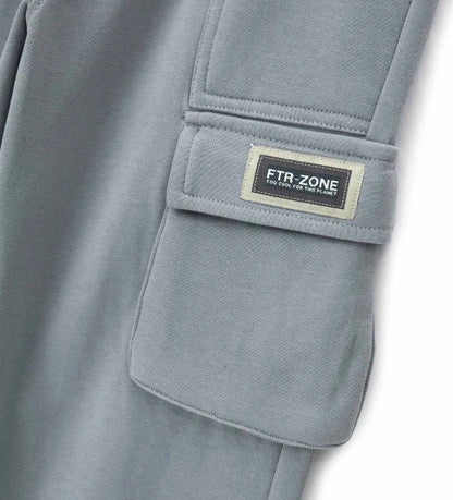 Άνετο και μοντέρνο παντελόνι φόρμας από βαμβάκι. Διαθέτει ρυθμιζόμενη μέση, κεντημένες ετικέτες και πλαϊνές τσέπες για πρακτική και στιλάτη εμφάνιση.