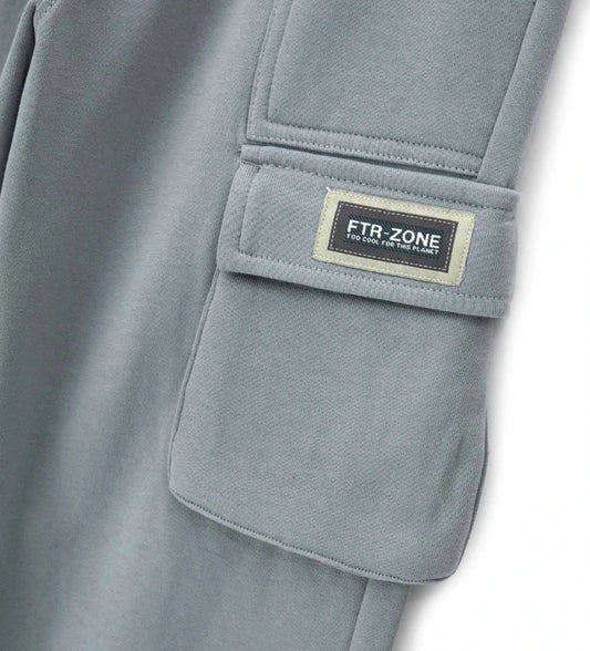 Άνετο και μοντέρνο παντελόνι φόρμας από βαμβάκι. Διαθέτει ρυθμιζόμενη μέση, κεντημένες ετικέτες και πλαϊνές τσέπες για πρακτική και στιλάτη εμφάνιση.