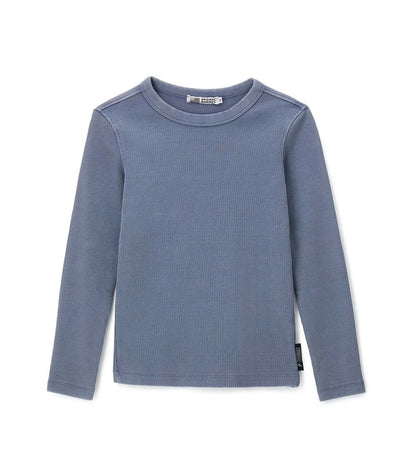 Μπλούζα από βαμβάκι σε ριπ ύφανση και βαφή ενδύματος, με απλό και μοντέρνο στιλ. Διαθέτει μακριά μανίκια και στρογγυλή λαιμόκοψη για άνεση και πρακτικότητα, καθώς και κεντημένη ετικέτα για κομψή και ξεχωριστή πινελιά.