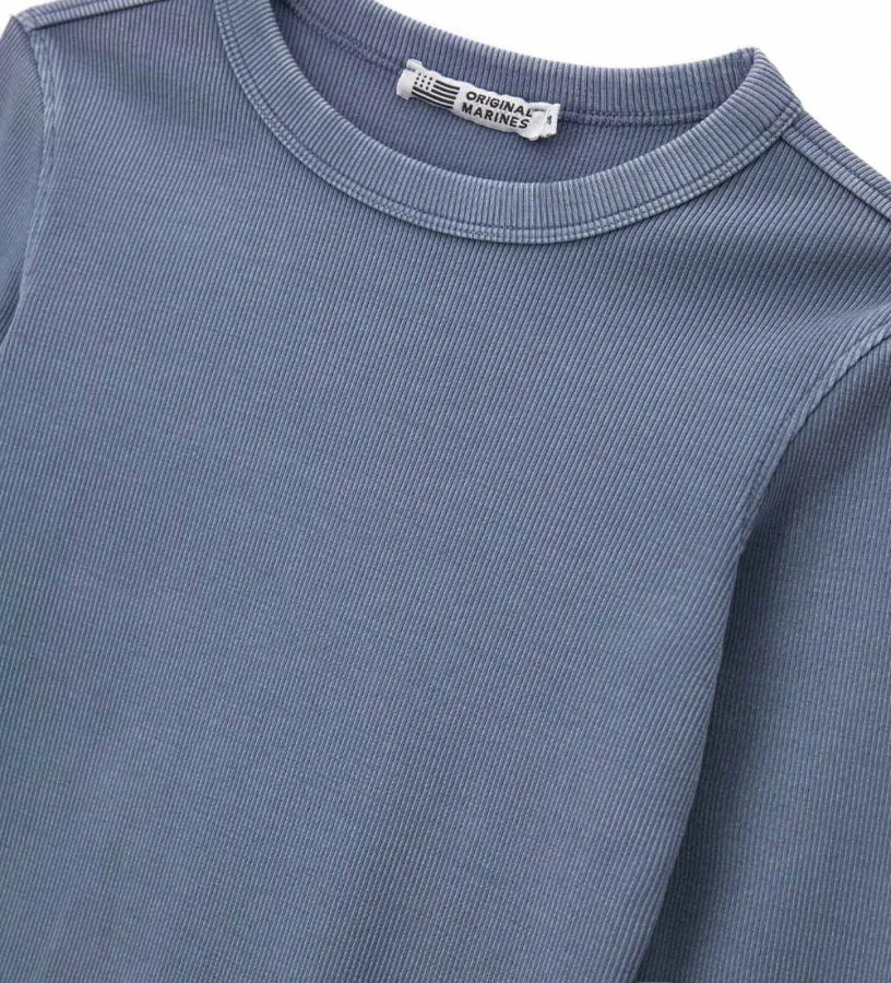 Μπλούζα από βαμβάκι σε ριπ ύφανση και βαφή ενδύματος, με απλό και μοντέρνο στιλ. Διαθέτει μακριά μανίκια και στρογγυλή λαιμόκοψη για άνεση και πρακτικότητα, καθώς και κεντημένη ετικέτα για κομψή και ξεχωριστή πινελιά.