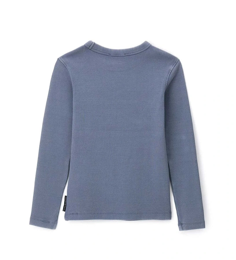 Μπλούζα από βαμβάκι σε ριπ ύφανση και βαφή ενδύματος, με απλό και μοντέρνο στιλ. Διαθέτει μακριά μανίκια και στρογγυλή λαιμόκοψη για άνεση και πρακτικότητα, καθώς και κεντημένη ετικέτα για κομψή και ξεχωριστή πινελιά.