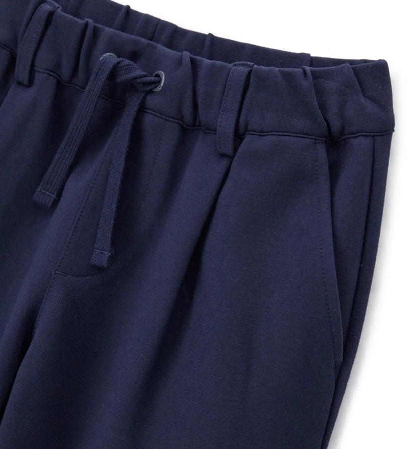 Παντελόνι βαμβακερό με ρυθμιζόμενο κορδόνι στη μέση σε αντίθετο χρώμα. Λεπτομέρειες όπως εφαρμογές και κεντήματα προσθέτουν μια μοντέρνα και στυλάτη πινελιά σε ένα άνετο και σύγχρονο κομμάτι.