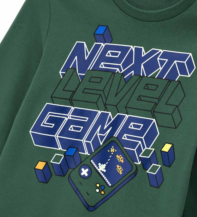 Ζεστή βαμβακερή πυτζάμα με μπλούζα στρογγυλή λαιμόκοψη και πολύχρωμο τύπωμα, με ριμπ τελειώματα. Παντελόνι με allover τύπωμα και ριμπ τελειώματα, για ένα άνετο και στιλάτο στυλ.