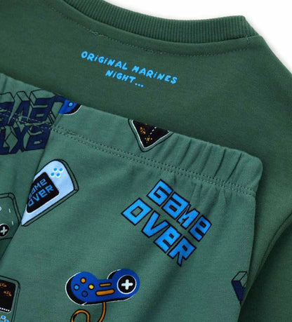 Ζεστή βαμβακερή πυτζάμα με μπλούζα στρογγυλή λαιμόκοψη και πολύχρωμο τύπωμα, με ριμπ τελειώματα. Παντελόνι με allover τύπωμα και ριμπ τελειώματα, για ένα άνετο και στιλάτο στυλ.