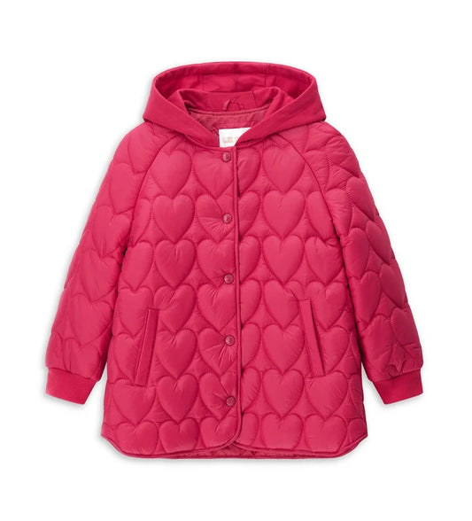 Παιδικό καπιτονέ μπουφάν από νάιλον με σχέδιο καρδιές, επένδυση και κουκούλα από απαλό fleece. Διαθέτει μακριά μανίκια, ριμπ τελειώματα στη βάση, κουμπιά-σούστες, μπροστινές τσέπες και έμπλαστρο με λογότυπο από στρας για μια κομψή και μοντέρνα πινελιά. Ιδανικό για κοριτσίστικες χειμερινές εμφανίσεις με στυλ και ζεστασιά.
