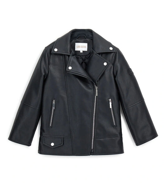 Παιδικό μπουφάν τύπου biker από οικολογικό δέρμα με γιακά με πέτα και μονόχρωμη εσωτερική επένδυση. Διαθέτει άνοιγμα με διακοσμητικό μεταλλικό φερμουάρ, μπροστινές τσέπες και έμπλαστρο με λογότυπο από στρας στο μανίκι, για τολμηρό και στιλάτο look. Ιδανικό για κοριτσίστικες εμφανίσεις με χαρακτήρα και στυλ.