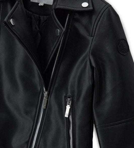 Παιδικό μπουφάν τύπου biker από οικολογικό δέρμα με γιακά με πέτα και μονόχρωμη εσωτερική επένδυση. Διαθέτει άνοιγμα με διακοσμητικό μεταλλικό φερμουάρ, μπροστινές τσέπες και έμπλαστρο με λογότυπο από στρας στο μανίκι, για τολμηρό και στιλάτο look. Ιδανικό για κοριτσίστικες εμφανίσεις με χαρακτήρα και στυλ.