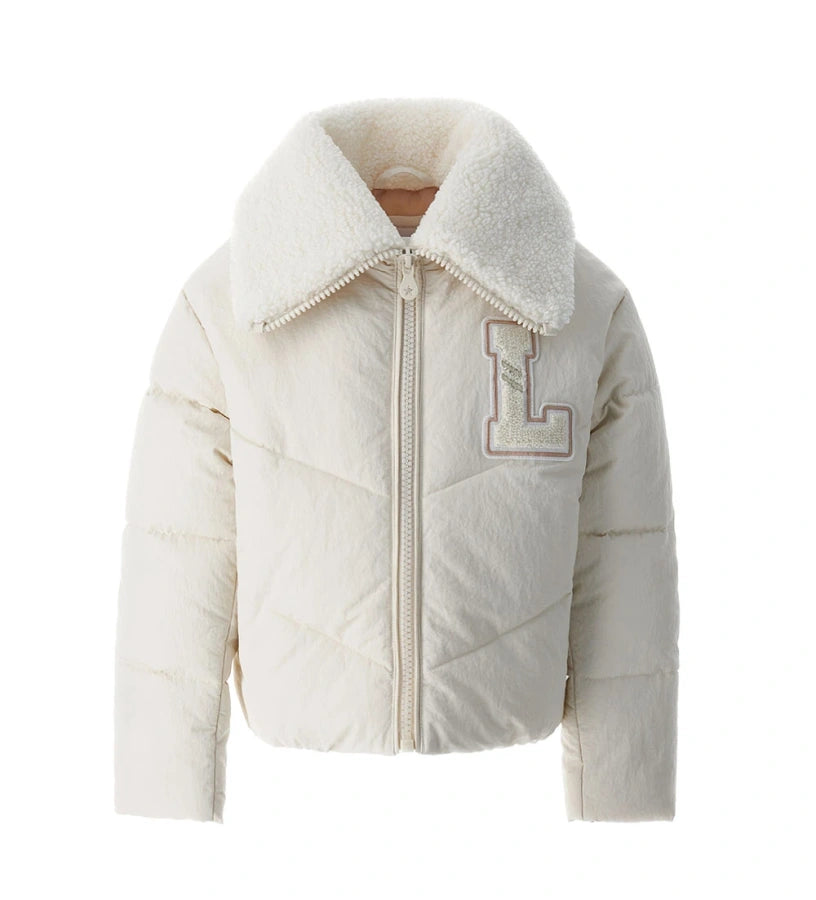 Μπουφάν από καπιτονέ και αφρώδες νάιλον με γιακά από οικολογική γούνα και μακριά μανίκια. Διαθέτει φόδρα από νάιλον, φερμουάρ σε μονόχρωμο τόνο, μπροστινές τσέπες και κεντημένο σήμα για ένα ζεστό, κομψό και μοντέρνο στυλ, ιδανικό για τις κρύες μέρες του χειμώνα.