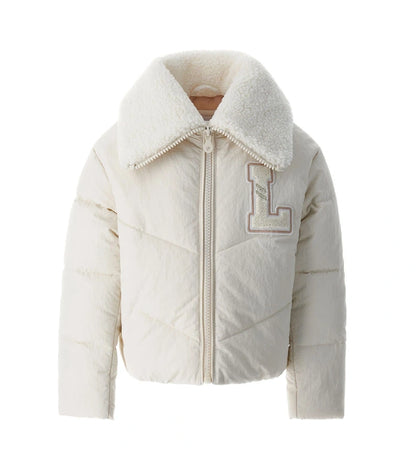 Μπουφάν από καπιτονέ και αφρώδες νάιλον με γιακά από οικολογική γούνα και μακριά μανίκια. Διαθέτει φόδρα από νάιλον, φερμουάρ σε μονόχρωμο τόνο, μπροστινές τσέπες και κεντημένο σήμα για ένα ζεστό, κομψό και μοντέρνο στυλ, ιδανικό για τις κρύες μέρες του χειμώνα.