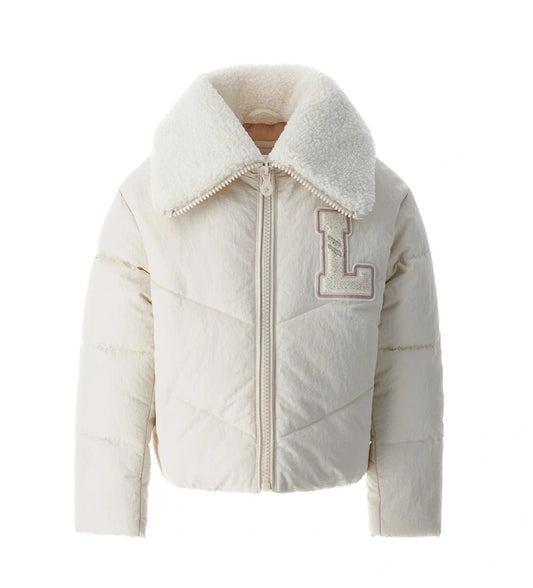 Μπουφάν από καπιτονέ και αφρώδες νάιλον με γιακά από οικολογική γούνα και μακριά μανίκια. Διαθέτει φόδρα από νάιλον, φερμουάρ σε μονόχρωμο τόνο, μπροστινές τσέπες και κεντημένο σήμα για ένα ζεστό, κομψό και μοντέρνο στυλ, ιδανικό για τις κρύες μέρες του χειμώνα.