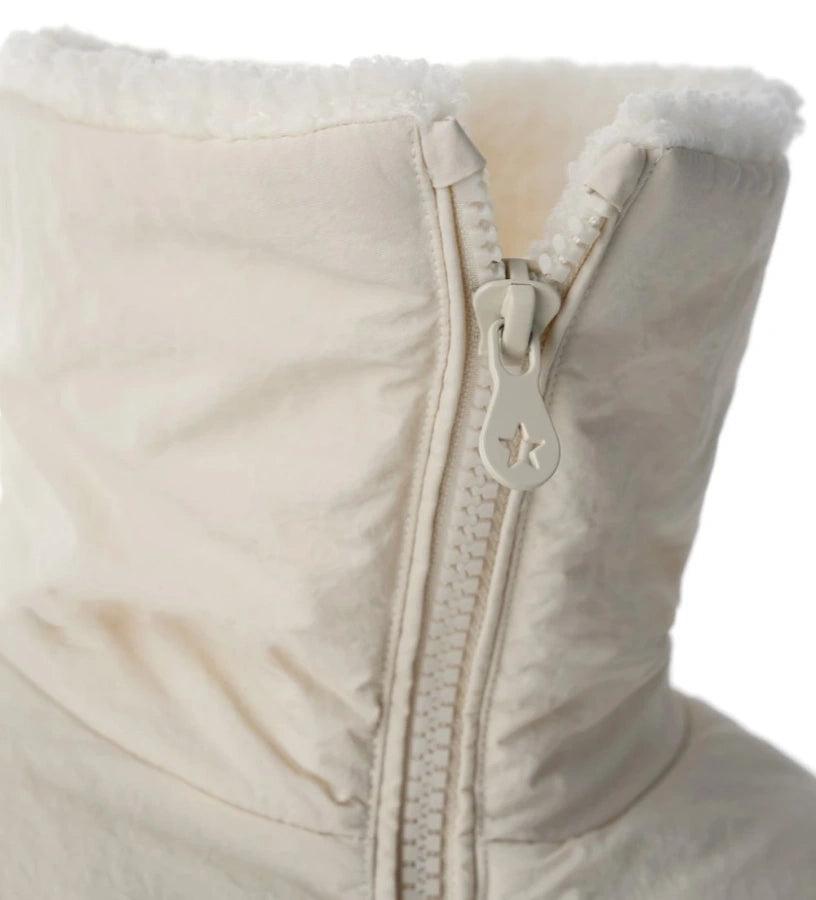 Μπουφάν από καπιτονέ και αφρώδες νάιλον με γιακά από οικολογική γούνα και μακριά μανίκια. Διαθέτει φόδρα από νάιλον, φερμουάρ σε μονόχρωμο τόνο, μπροστινές τσέπες και κεντημένο σήμα για ένα ζεστό, κομψό και μοντέρνο στυλ, ιδανικό για τις κρύες μέρες του χειμώνα.