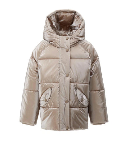 Καπιτονέ μπουφάν από νάιλον με επένδυση, κουκούλα και μακριά μανίκια με κρυφή ριμπ τελειώματα. Εσωτερική φόδρα από νάιλον στο ίδιο χρώμα, κλείσιμο με κουμπιά-σούστες, κρυφό φερμουάρ και μπροστινές τσέπες για ένα πρακτικό και μοντέρνο στυλ.