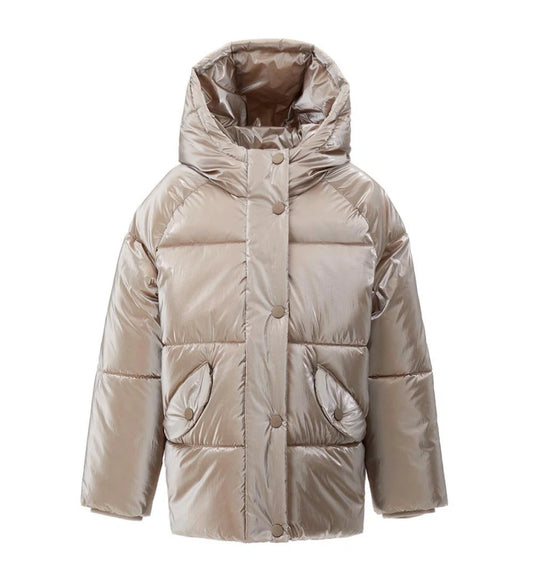 Καπιτονέ μπουφάν από νάιλον με επένδυση, κουκούλα και μακριά μανίκια με κρυφή ριμπ τελειώματα. Εσωτερική φόδρα από νάιλον στο ίδιο χρώμα, κλείσιμο με κουμπιά-σούστες, κρυφό φερμουάρ και μπροστινές τσέπες για ένα πρακτικό και μοντέρνο στυλ.