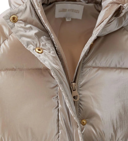 Καπιτονέ μπουφάν από νάιλον με επένδυση, κουκούλα και μακριά μανίκια με κρυφή ριμπ τελειώματα. Εσωτερική φόδρα από νάιλον στο ίδιο χρώμα, κλείσιμο με κουμπιά-σούστες, κρυφό φερμουάρ και μπροστινές τσέπες για ένα πρακτικό και μοντέρνο στυλ.