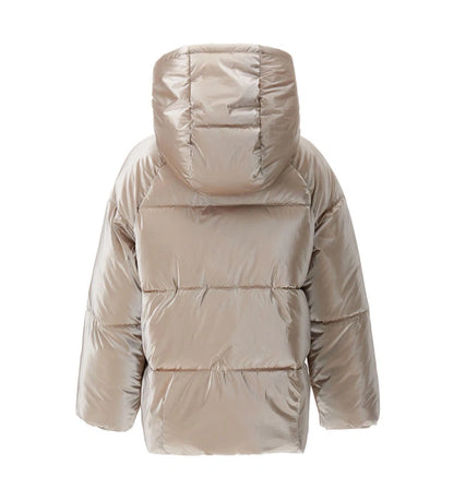 Καπιτονέ μπουφάν από νάιλον με επένδυση, κουκούλα και μακριά μανίκια με κρυφή ριμπ τελειώματα. Εσωτερική φόδρα από νάιλον στο ίδιο χρώμα, κλείσιμο με κουμπιά-σούστες, κρυφό φερμουάρ και μπροστινές τσέπες για ένα πρακτικό και μοντέρνο στυλ.