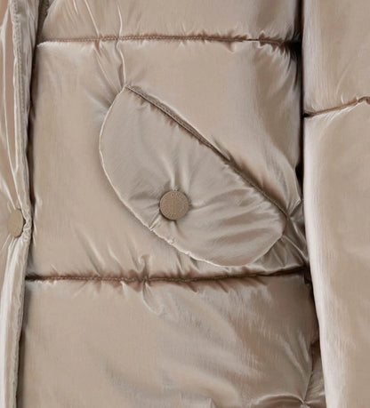 Καπιτονέ μπουφάν από νάιλον με επένδυση, κουκούλα και μακριά μανίκια με κρυφή ριμπ τελειώματα. Εσωτερική φόδρα από νάιλον στο ίδιο χρώμα, κλείσιμο με κουμπιά-σούστες, κρυφό φερμουάρ και μπροστινές τσέπες για ένα πρακτικό και μοντέρνο στυλ.