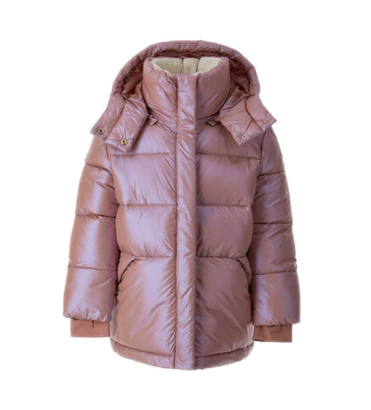 Καπιτονέ μπουφάν από γυαλιστερό νάιλον με αποσπώμενη κουκούλα και μακριά μανίκια με λάστιχο lycra για άνετη εφαρμογή. Διαθέτει κρυφά κουμπιά-σούστες, μονόχρωμο φερμουάρ, μπροστινές τσέπες και μεταλλικό λογότυπο με στρας για ένα κομψό και λειτουργικό look. Ιδανικό για στυλάτες χειμερινές εμφανίσεις με ζεστασιά και λάμψη.