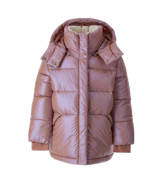 Καπιτονέ μπουφάν από γυαλιστερό νάιλον με αποσπώμενη κουκούλα και μακριά μανίκια με λάστιχο lycra για άνετη εφαρμογή. Διαθέτει κρυφά κουμπιά-σούστες, μονόχρωμο φερμουάρ, μπροστινές τσέπες και μεταλλικό λογότυπο με στρας για ένα κομψό και λειτουργικό look. Ιδανικό για στυλάτες χειμερινές εμφανίσεις με ζεστασιά και λάμψη.