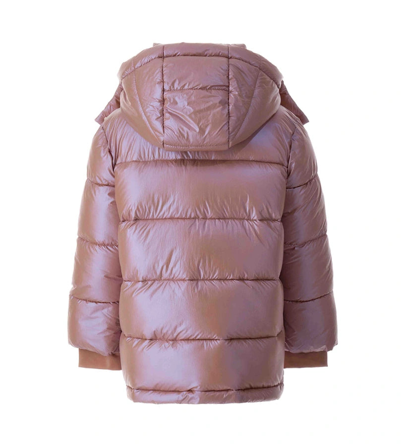 Καπιτονέ μπουφάν από γυαλιστερό νάιλον με αποσπώμενη κουκούλα και μακριά μανίκια με λάστιχο lycra για άνετη εφαρμογή. Διαθέτει κρυφά κουμπιά-σούστες, μονόχρωμο φερμουάρ, μπροστινές τσέπες και μεταλλικό λογότυπο με στρας για ένα κομψό και λειτουργικό look. Ιδανικό για στυλάτες χειμερινές εμφανίσεις με ζεστασιά και λάμψη.