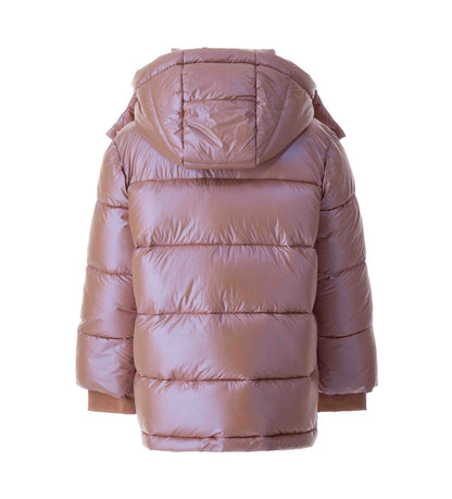 Καπιτονέ μπουφάν από γυαλιστερό νάιλον με αποσπώμενη κουκούλα και μακριά μανίκια με λάστιχο lycra για άνετη εφαρμογή. Διαθέτει κρυφά κουμπιά-σούστες, μονόχρωμο φερμουάρ, μπροστινές τσέπες και μεταλλικό λογότυπο με στρας για ένα κομψό και λειτουργικό look. Ιδανικό για στυλάτες χειμερινές εμφανίσεις με ζεστασιά και λάμψη.