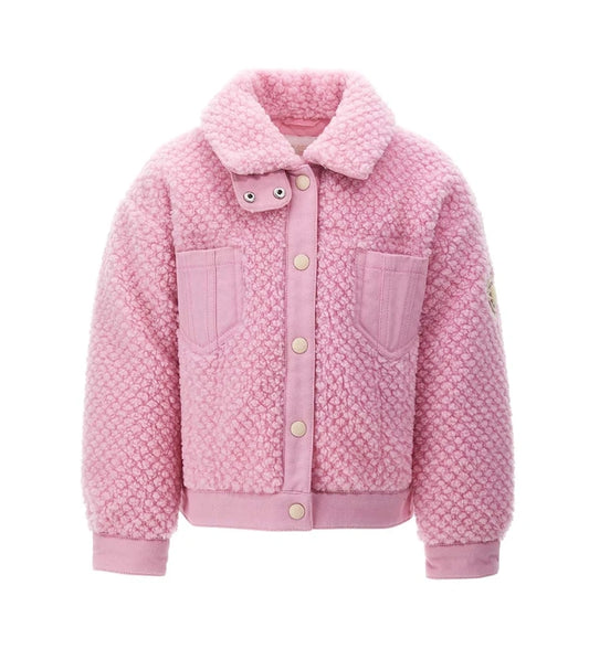Παιδικό μπουφάν από πολύχρωμη ψεύτικη γούνα με καπιτονέ και επενδυμένο εσωτερικό για επιπλέον ζεστασιά. Διαθέτει γιακά πουκαμίσου, διαγώνια τελειώματα από ύφασμα, κουμπιά-σούστες, μπροστινές τσέπες και κεντημένο έμπλαστρο με λογότυπο. Ένα ζεστό και μοντέρνο κομμάτι, ιδανικό για κοριτσίστικες εμφανίσεις με στυλ και παιχνιδιάρικο χαρακτήρα.