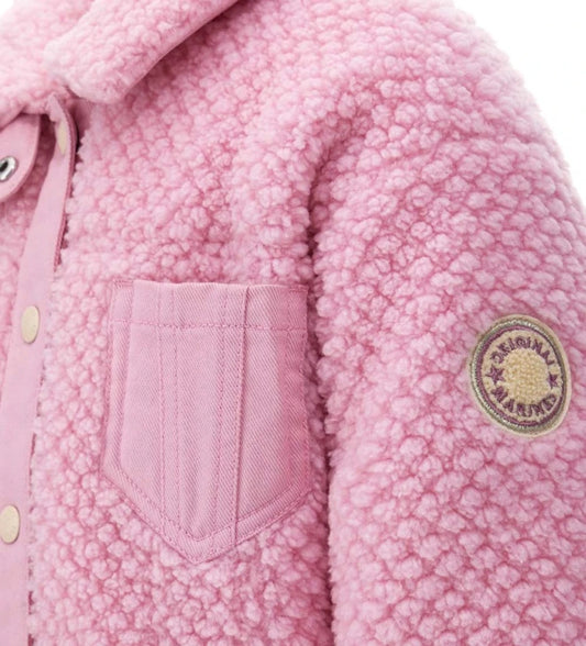 Παιδικό μπουφάν από πολύχρωμη ψεύτικη γούνα με καπιτονέ και επενδυμένο εσωτερικό για επιπλέον ζεστασιά. Διαθέτει γιακά πουκαμίσου, διαγώνια τελειώματα από ύφασμα, κουμπιά-σούστες, μπροστινές τσέπες και κεντημένο έμπλαστρο με λογότυπο. Ένα ζεστό και μοντέρνο κομμάτι, ιδανικό για κοριτσίστικες εμφανίσεις με στυλ και παιχνιδιάρικο χαρακτήρα.
