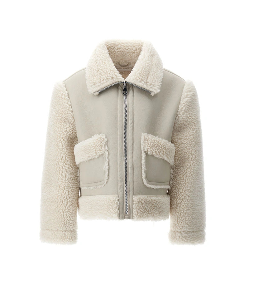 Κοντό μπουφάν από ψεύτικο shearling με ψηλό γιακά και μακριά μανίκια. Διαθέτει μπροστινές τσέπες και άνοιγμα με φερμουάρ, για μοντέρνα, ζεστή και πρακτική εμφάνιση.