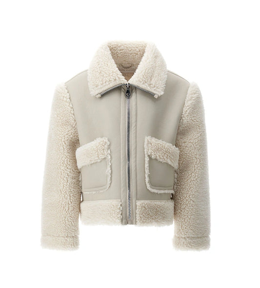 Κοντό μπουφάν από ψεύτικο shearling με ψηλό γιακά και μακριά μανίκια. Διαθέτει μπροστινές τσέπες και άνοιγμα με φερμουάρ, για μοντέρνα, ζεστή και πρακτική εμφάνιση.