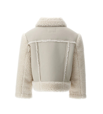 Κοντό μπουφάν από ψεύτικο shearling με ψηλό γιακά και μακριά μανίκια. Διαθέτει μπροστινές τσέπες και άνοιγμα με φερμουάρ, για μοντέρνα, ζεστή και πρακτική εμφάνιση.