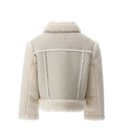 Κοντό μπουφάν από ψεύτικο shearling με ψηλό γιακά και μακριά μανίκια. Διαθέτει μπροστινές τσέπες και άνοιγμα με φερμουάρ, για μοντέρνα, ζεστή και πρακτική εμφάνιση.