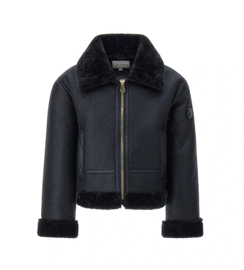 Κοντό μπουφάν από ψεύτικο δέρμα προβάτου με γιακά και μακριά μανίκια. Διαθέτει μπροστινές τσέπες, άνοιγμα με φερμουάρ και έμπλαστρο με λογότυπο από στρας στο μανίκι, για μοντέρνα και κομψή εμφάνιση.