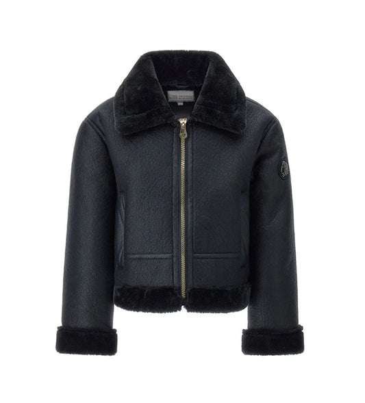 Κοντό μπουφάν από ψεύτικο δέρμα προβάτου με γιακά και μακριά μανίκια. Διαθέτει μπροστινές τσέπες, άνοιγμα με φερμουάρ και έμπλαστρο με λογότυπο από στρας στο μανίκι, για μοντέρνα και κομψή εμφάνιση.