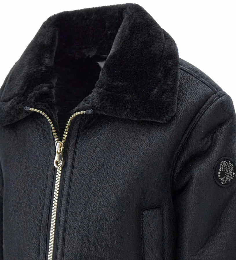 Κοντό μπουφάν από ψεύτικο δέρμα προβάτου με γιακά και μακριά μανίκια. Διαθέτει μπροστινές τσέπες, άνοιγμα με φερμουάρ και έμπλαστρο με λογότυπο από στρας στο μανίκι, για μοντέρνα και κομψή εμφάνιση.