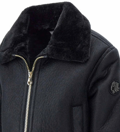 Κοντό μπουφάν από ψεύτικο δέρμα προβάτου με γιακά και μακριά μανίκια. Διαθέτει μπροστινές τσέπες, άνοιγμα με φερμουάρ και έμπλαστρο με λογότυπο από στρας στο μανίκι, για μοντέρνα και κομψή εμφάνιση.