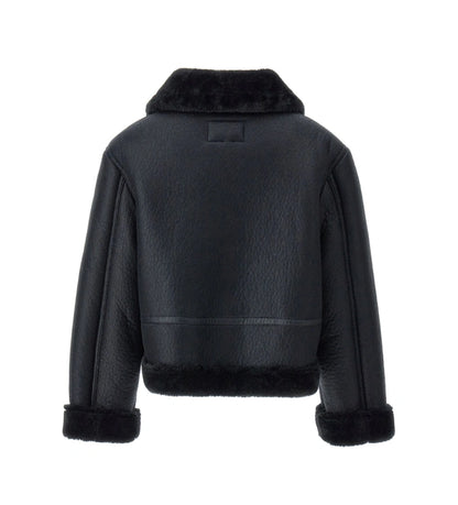 Κοντό μπουφάν από ψεύτικο δέρμα προβάτου με γιακά και μακριά μανίκια. Διαθέτει μπροστινές τσέπες, άνοιγμα με φερμουάρ και έμπλαστρο με λογότυπο από στρας στο μανίκι, για μοντέρνα και κομψή εμφάνιση.