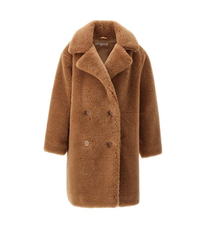 Μακρύ παλτό από οικολογική γούνα με γιακά πέτο και μακριά μανίκια. Διαθέτει μπροστινές τσέπες, φόδρα από νάιλον και κλείσιμο με κουμπιά για ένα κομψό και εκλεπτυσμένο look, ιδανικό για κάθε περίσταση.