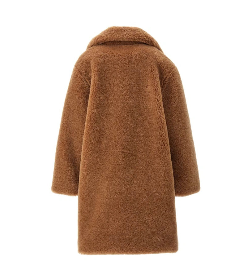Μακρύ παλτό από οικολογική γούνα με γιακά πέτο και μακριά μανίκια. Διαθέτει μπροστινές τσέπες, φόδρα από νάιλον και κλείσιμο με κουμπιά για ένα κομψό και εκλεπτυσμένο look, ιδανικό για κάθε περίσταση.