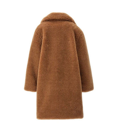 Μακρύ παλτό από οικολογική γούνα με γιακά πέτο και μακριά μανίκια. Διαθέτει μπροστινές τσέπες, φόδρα από νάιλον και κλείσιμο με κουμπιά για ένα κομψό και εκλεπτυσμένο look, ιδανικό για κάθε περίσταση.