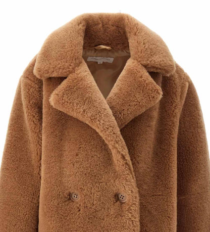 Μακρύ παλτό από οικολογική γούνα με γιακά πέτο και μακριά μανίκια. Διαθέτει μπροστινές τσέπες, φόδρα από νάιλον και κλείσιμο με κουμπιά για ένα κομψό και εκλεπτυσμένο look, ιδανικό για κάθε περίσταση.