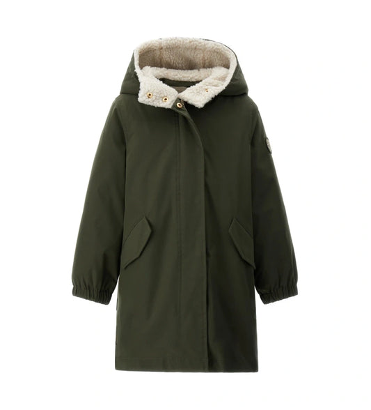 Μακρύ παρκά με κουκούλα και αποσπώμενη επένδυση από οικολογική γούνα μέσω κρυφών φερμουάρ. Κλείσιμο με φερμουάρ και κουμπιά σούστες, μπροστινές τσέπες και διακοσμημένο έμβλημα με στρας. Ένα πρακτικό και ταυτόχρονα λαμπερό ρούχο, ιδανικό για κομψές και ζεστές χειμερινές εμφανίσεις.
