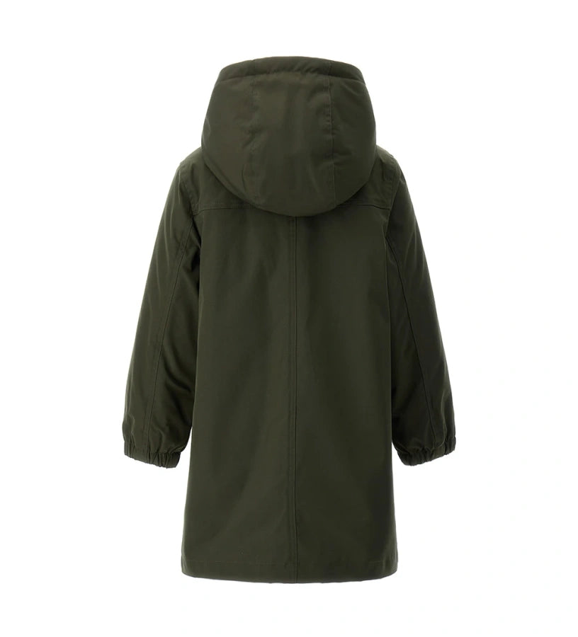 Μακρύ παρκά με κουκούλα και αποσπώμενη επένδυση από οικολογική γούνα μέσω κρυφών φερμουάρ. Κλείσιμο με φερμουάρ και κουμπιά σούστες, μπροστινές τσέπες και διακοσμημένο έμβλημα με στρας. Ένα πρακτικό και ταυτόχρονα λαμπερό ρούχο, ιδανικό για κομψές και ζεστές χειμερινές εμφανίσεις.