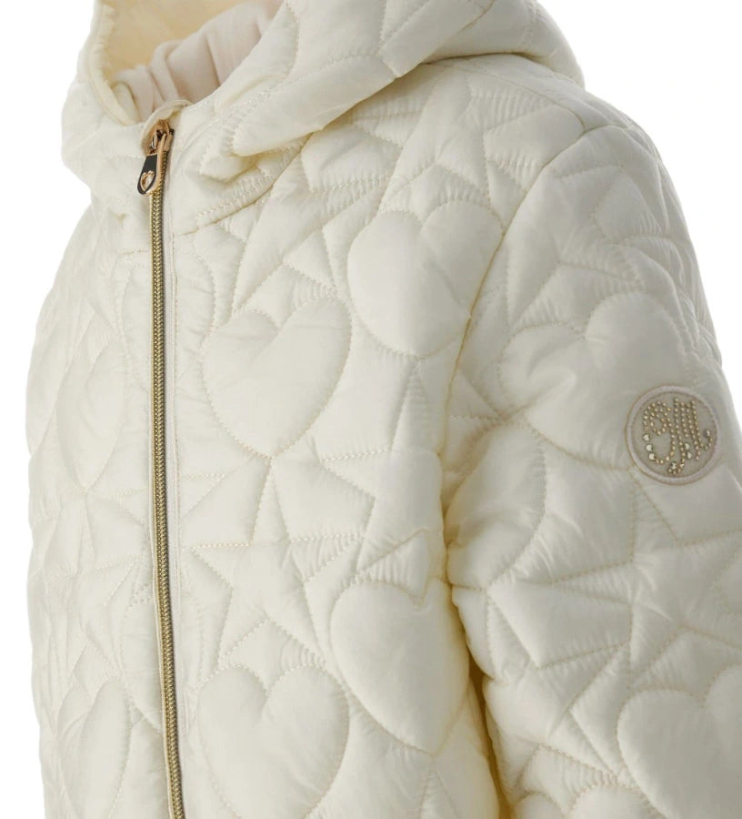 Καπιτονέ και ενισχυμένο παρκά με κουκούλα επενδυμένη με βελούδινη μουσελίνα και μακριά μανίκια. Διαθέτει φόδρα από νάιλον σε αντίστοιχο χρώμα, φερμουάρ στο μπροστινό μέρος, πρακτικές τσέπες και διακοσμητικό λογότυπο με στρας. Ένα ζεστό και κομψό παλτό που συνδυάζει άνεση και μόδα για τις πιο κρύες μέρες.