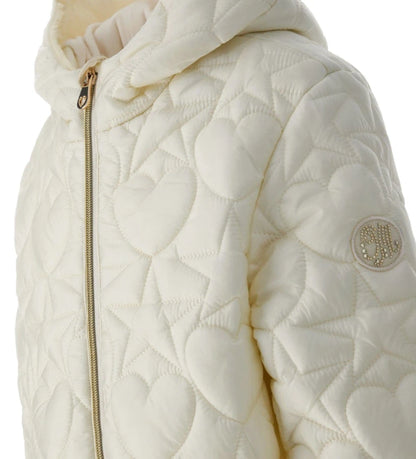 Καπιτονέ και ενισχυμένο παρκά με κουκούλα επενδυμένη με βελούδινη μουσελίνα και μακριά μανίκια. Διαθέτει φόδρα από νάιλον σε αντίστοιχο χρώμα, φερμουάρ στο μπροστινό μέρος, πρακτικές τσέπες και διακοσμητικό λογότυπο με στρας. Ένα ζεστό και κομψό παλτό που συνδυάζει άνεση και μόδα για τις πιο κρύες μέρες.