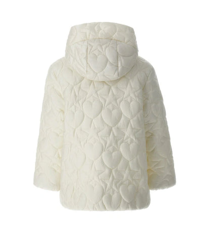 Καπιτονέ και ενισχυμένο παρκά με κουκούλα επενδυμένη με βελούδινη μουσελίνα και μακριά μανίκια. Διαθέτει φόδρα από νάιλον σε αντίστοιχο χρώμα, φερμουάρ στο μπροστινό μέρος, πρακτικές τσέπες και διακοσμητικό λογότυπο με στρας. Ένα ζεστό και κομψό παλτό που συνδυάζει άνεση και μόδα για τις πιο κρύες μέρες.