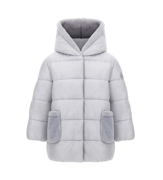 Καπιτονέ και επενδυμένο παρκά με κουκούλα επενδυμένη με ψεύτικη γούνα και μακριά μανίκια. Διαθέτει επένδυση από νάιλον σε συνδυασμένο χρώμα, κρυφά κουμπιά-σούστες, φερμουάρ με ψεύτικη γούνα και μπροστινές τσέπες. Έμπλαστρο με λογότυπο από στρας για κομψή και ζεστή εμφάνιση.