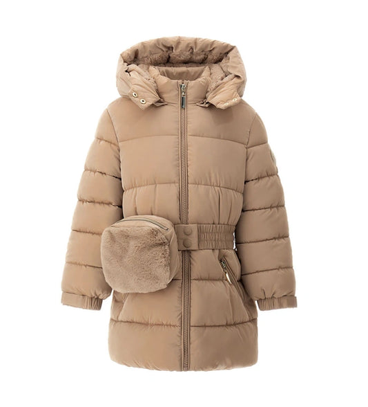 Καπιτονέ και επενδυμένο παρκά με κουκούλα επενδυμένη με ψεύτικη γούνα και μακριά μανίκια. Διαθέτει επένδυση από νάιλον σε συνδυασμένο χρώμα, μπροστινό φερμουάρ, αποσπώμενη ζώνη με τσαντάκι από ψεύτικη γούνα και έμπλαστρο με λογότυπο από στρας.