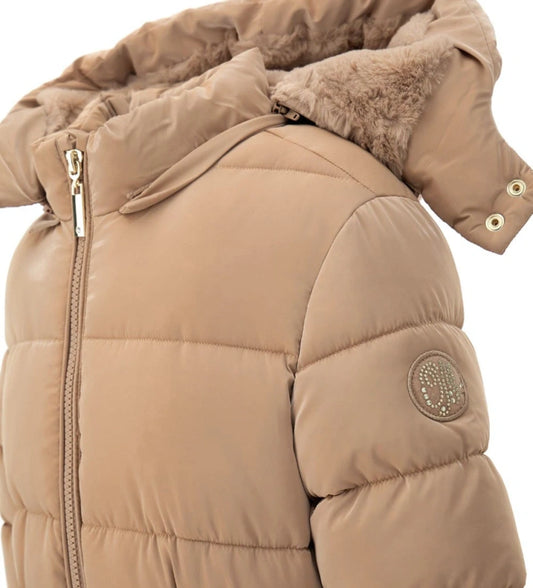 Καπιτονέ και επενδυμένο παρκά με κουκούλα επενδυμένη με ψεύτικη γούνα και μακριά μανίκια. Διαθέτει επένδυση από νάιλον σε συνδυασμένο χρώμα, μπροστινό φερμουάρ, αποσπώμενη ζώνη με τσαντάκι από ψεύτικη γούνα και έμπλαστρο με λογότυπο από στρας.