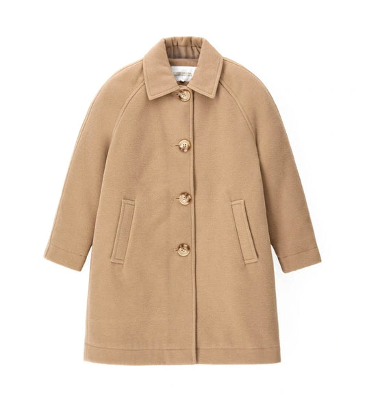 Παλτό από ύφασμα με γιακά πουκαμίσου και ρεγκλάν μανίκια. Διαθέτει φόδρα από νάιλον σε ίδιο χρώμα, μπροστινό κλείσιμο με κουμπιά και τσέπες για ένα κομψό και πρακτικό look.