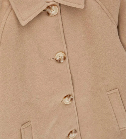 Παλτό από ύφασμα με γιακά πουκαμίσου και ρεγκλάν μανίκια. Διαθέτει φόδρα από νάιλον σε ίδιο χρώμα, μπροστινό κλείσιμο με κουμπιά και τσέπες για ένα κομψό και πρακτικό look.